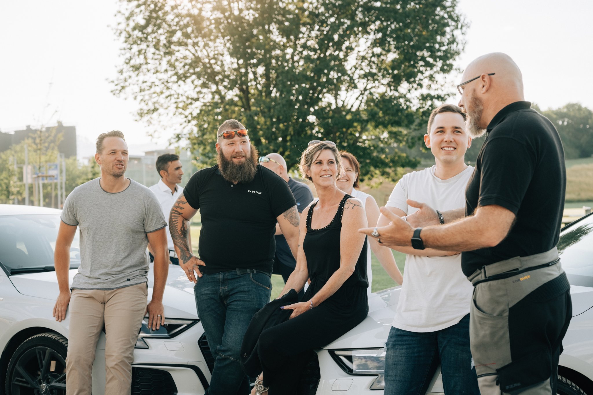 Das Fahrlehrerteam der Fahrschule im Aargau tauscht sich in einer Diskussion aus.