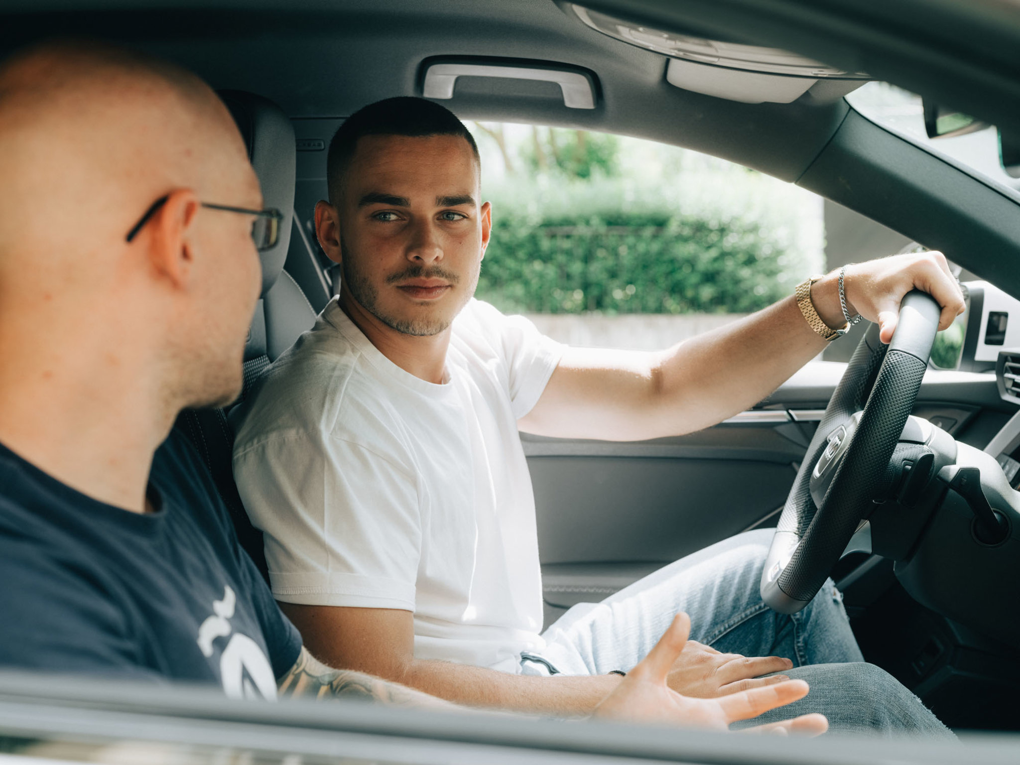Ein BLINK Fahrschüler unterhält sich mit seinem Fahrlehrer