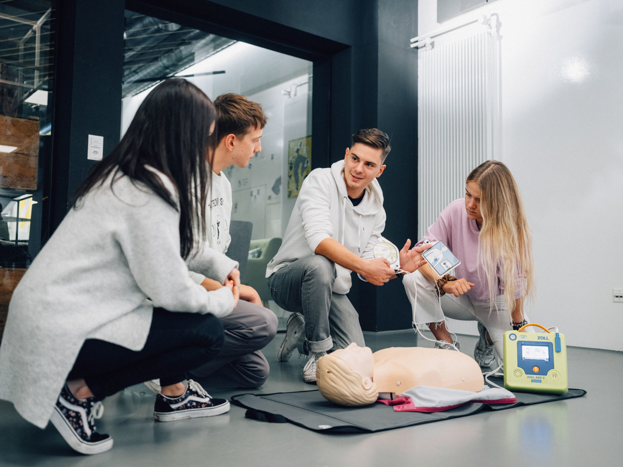 Nothilfeinstruktor am Kurs in Grenchen
