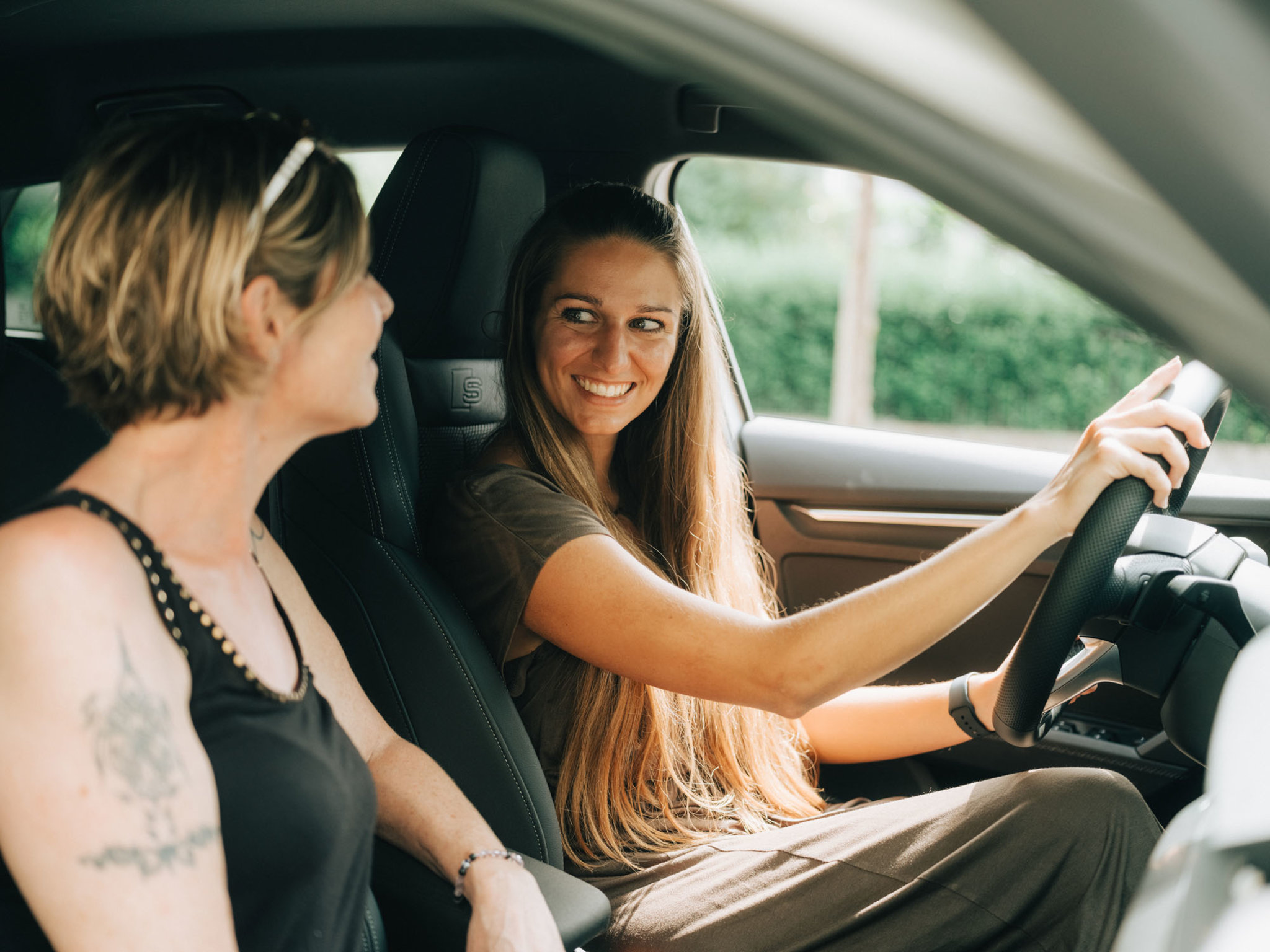 Fahrschülerin und Fahrlehrerin bei einer Probelektion im Fahrschulauto in Frick
