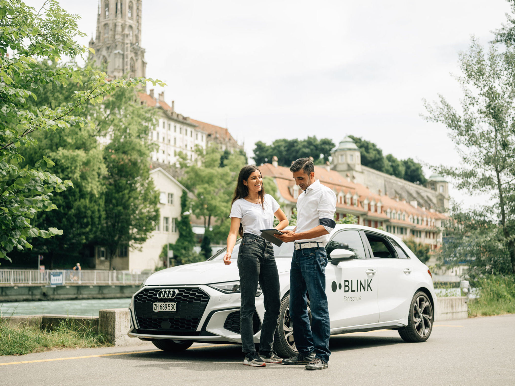 Fahrlehrer-Bewertung: Fahrschüler:in und Fahrlehrer:in während Fahrstunde