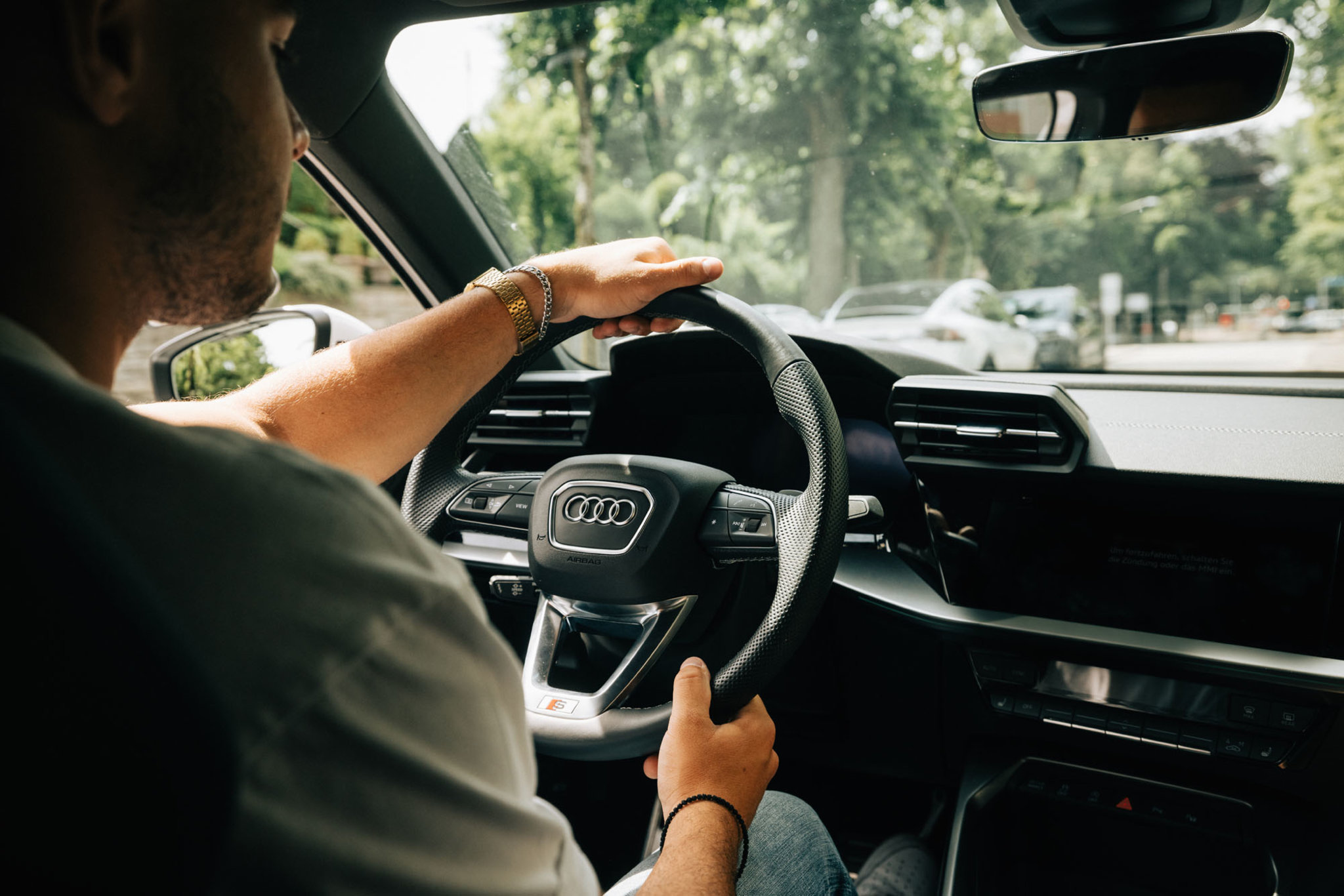 Ein BLINK Fahrschüler fährt auf der Strasse und scheint konzentriert