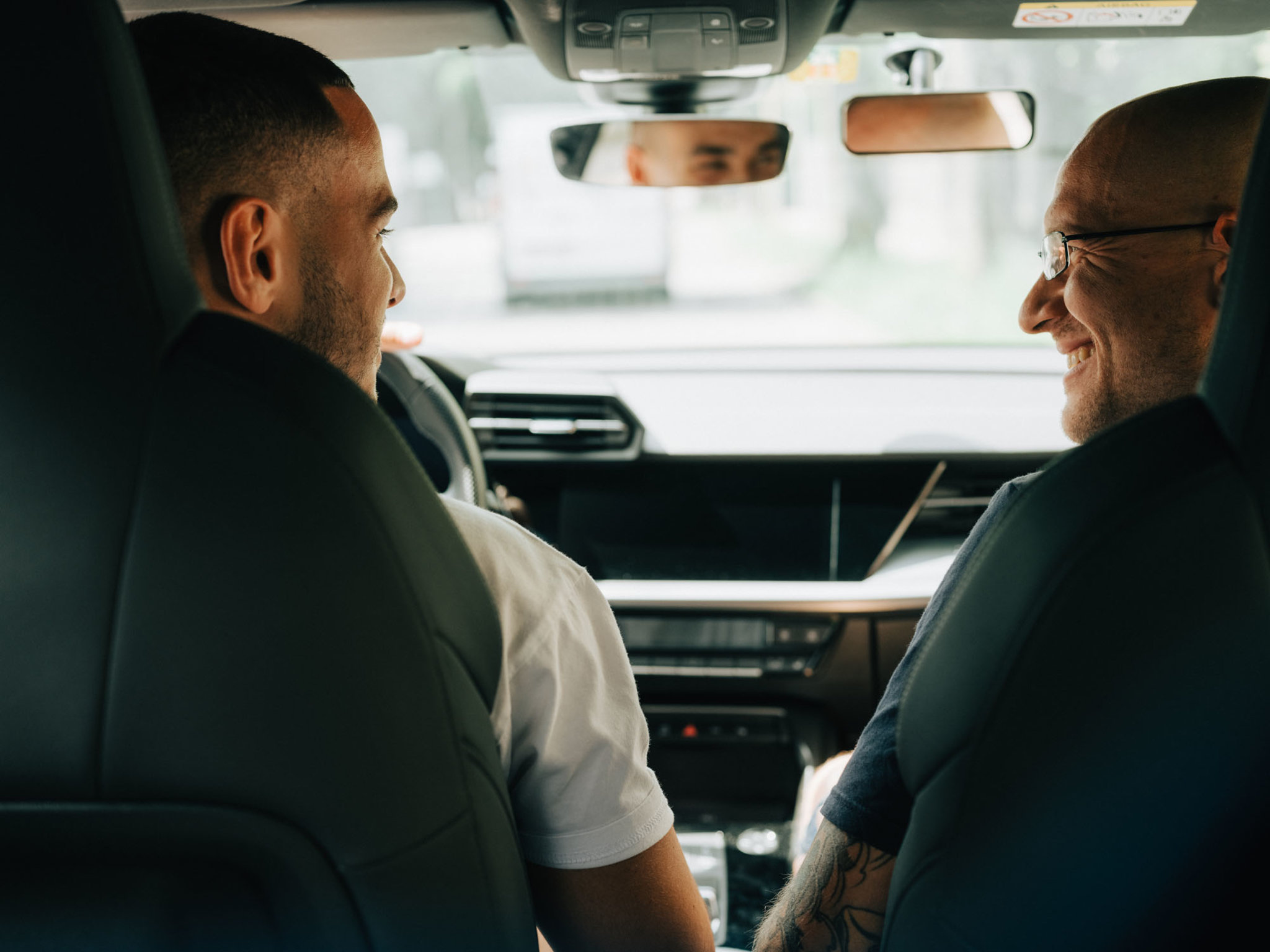 Fahrlehrer und Fahrschüler sitzen im Fahrschulauto von BLINK in Laufen