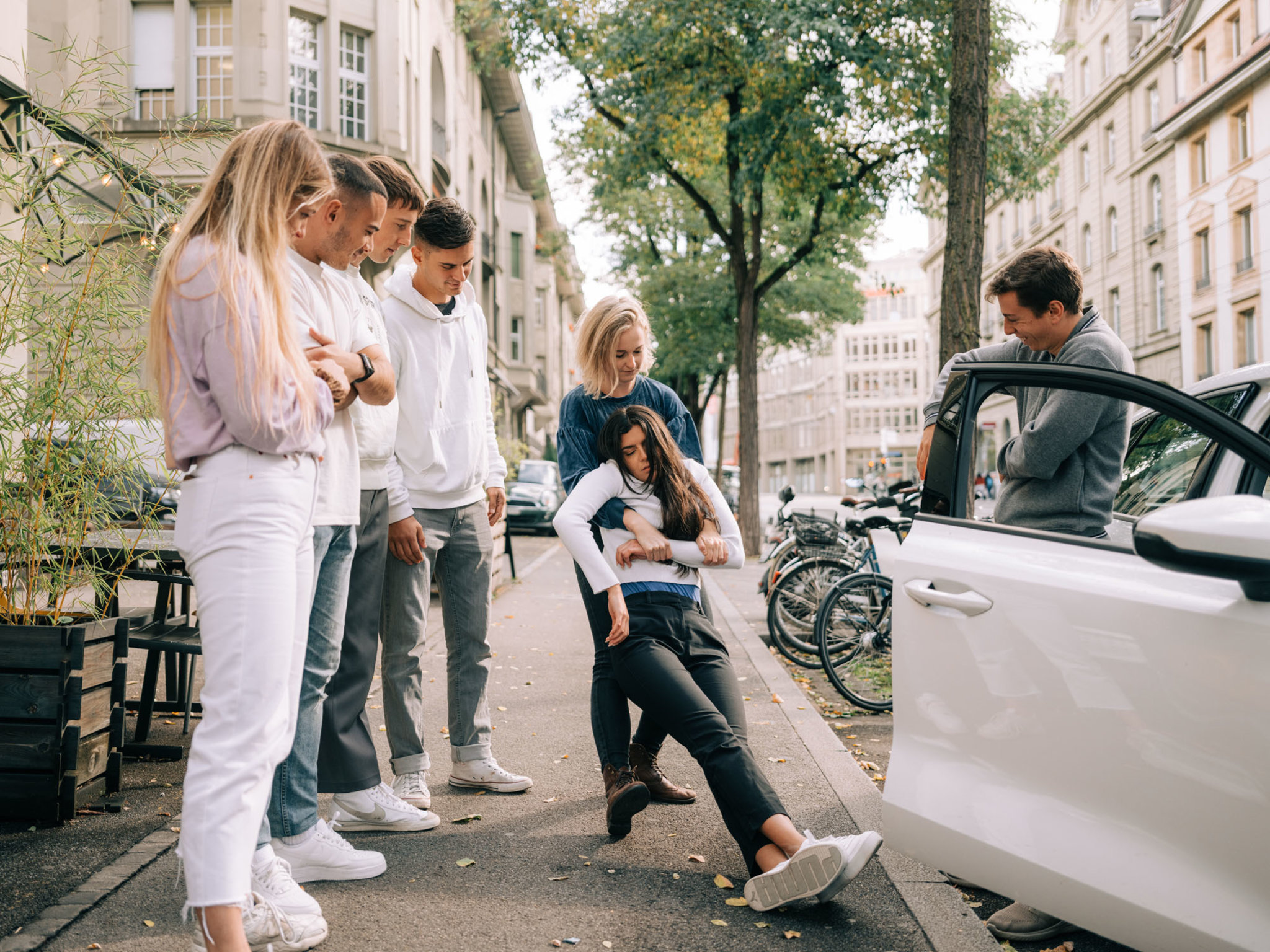 Im Nothilfekurs Bern üben die Kursteilnehmenden anhand des Unterarmgriffs, wie sie verunfallte Personen aus einem Auto bergen können.