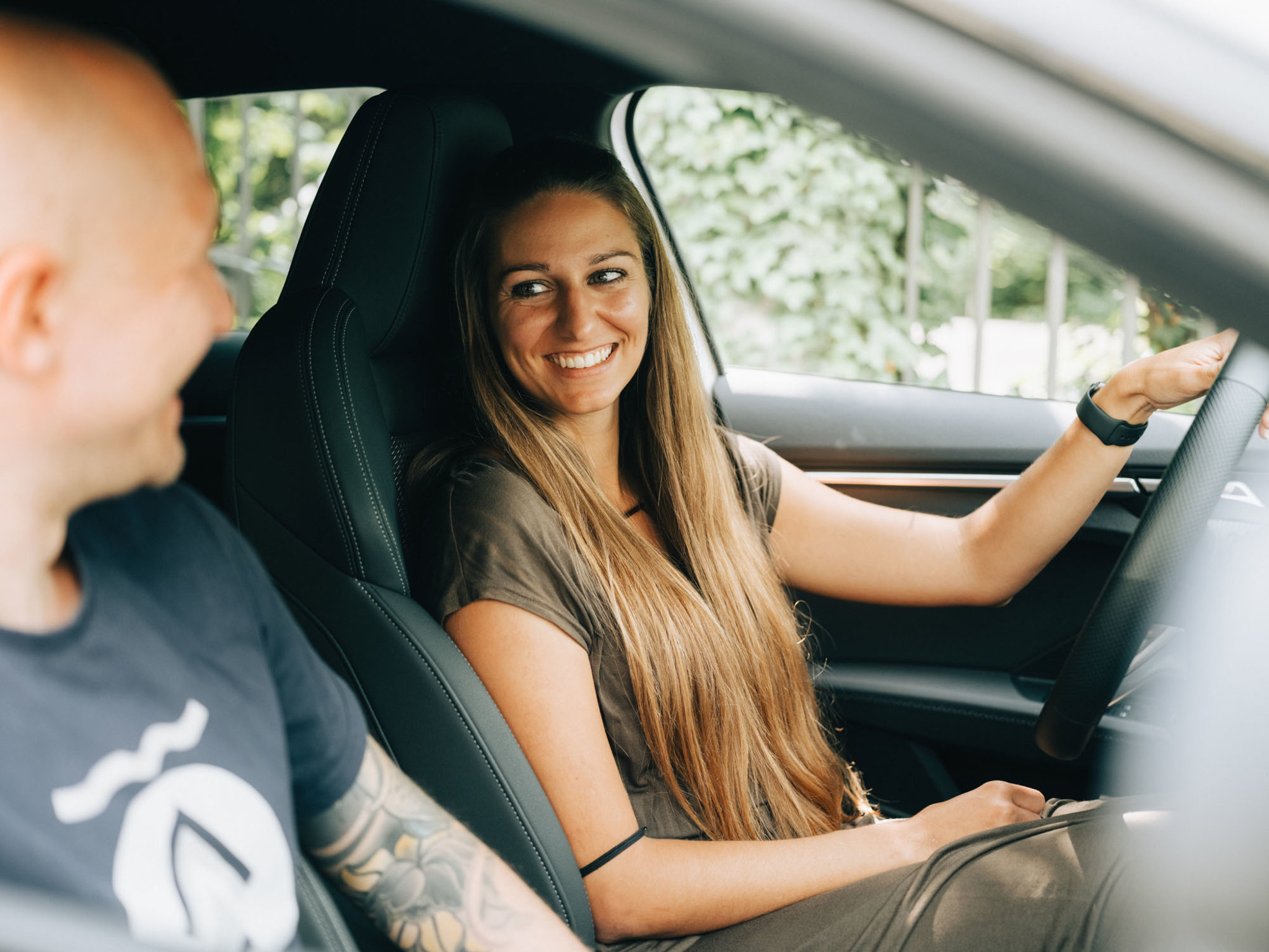 Fahrschülerin sitzt am Steuer und macht ihre erste Kontrollfahrt