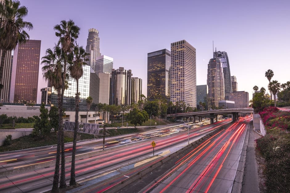 Ruas de Los Angeles mostrando o movimento dos carros pelas luzes