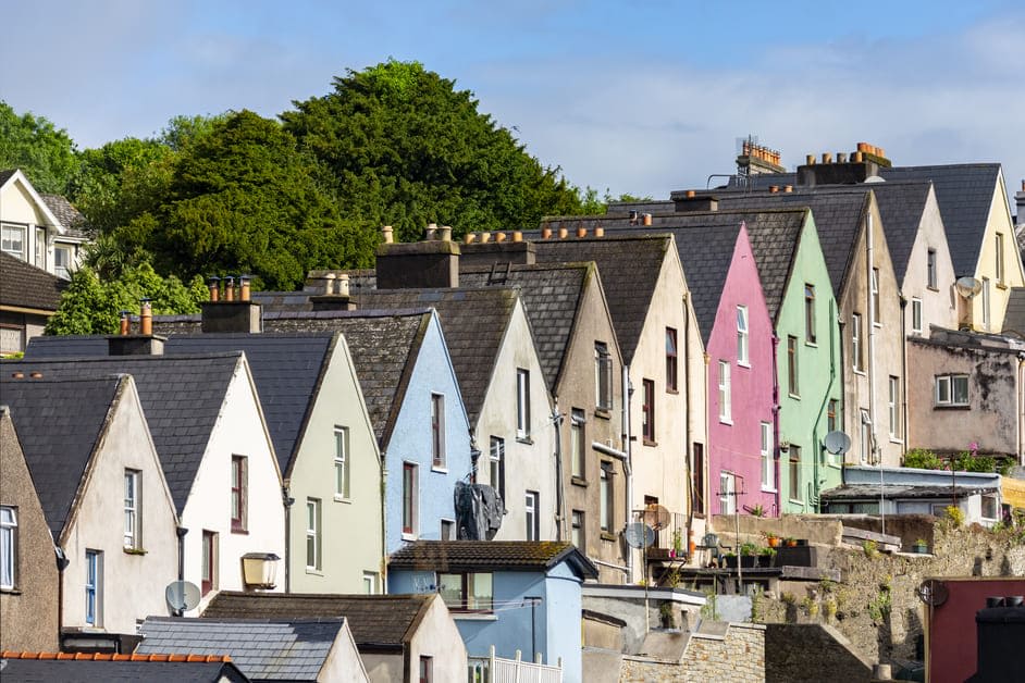 Casas coloridas na cidade de Cobh