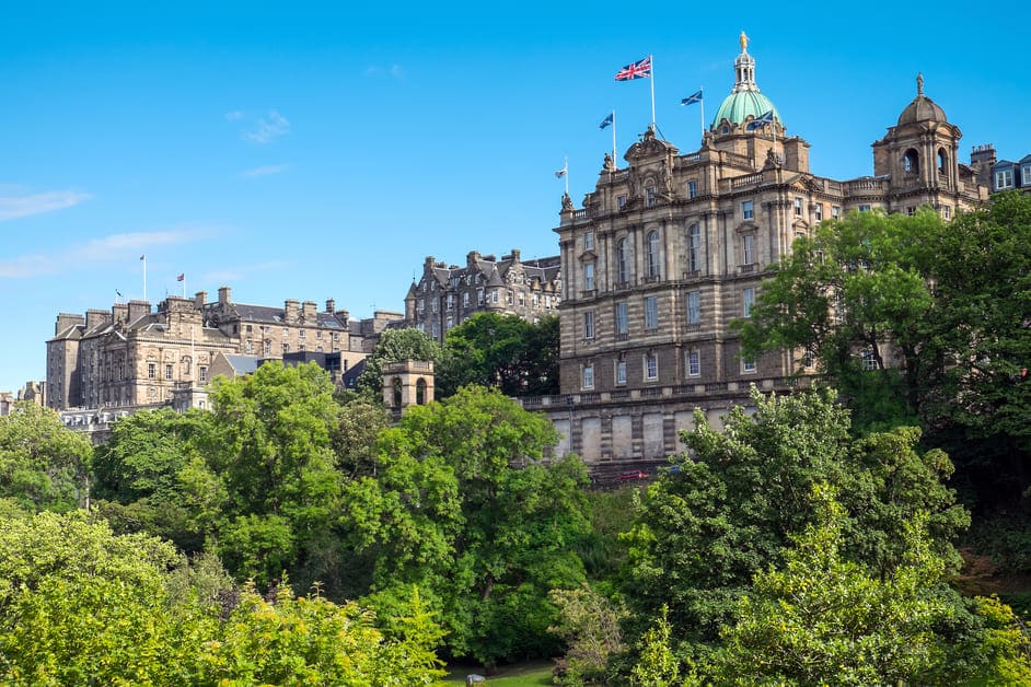 Edifícios históricos e um parque verde em Edimburgo na Escócia