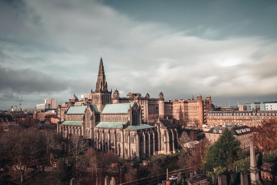 Prédios antigos em dia nublado em Glasgow Escócia