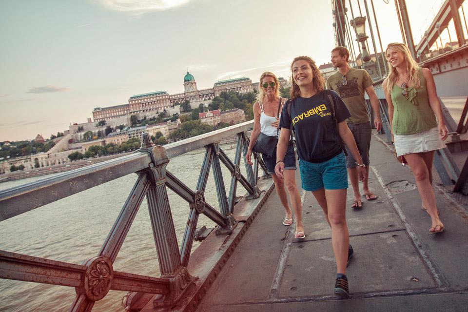 amigos turistas andando em ponto turístico de ponte