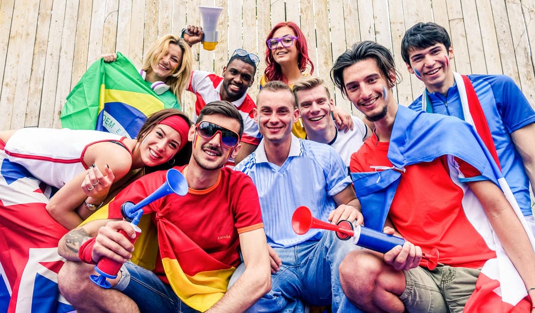 amigos de várias nacionalidades assistindo aos jogos da copa do mundo