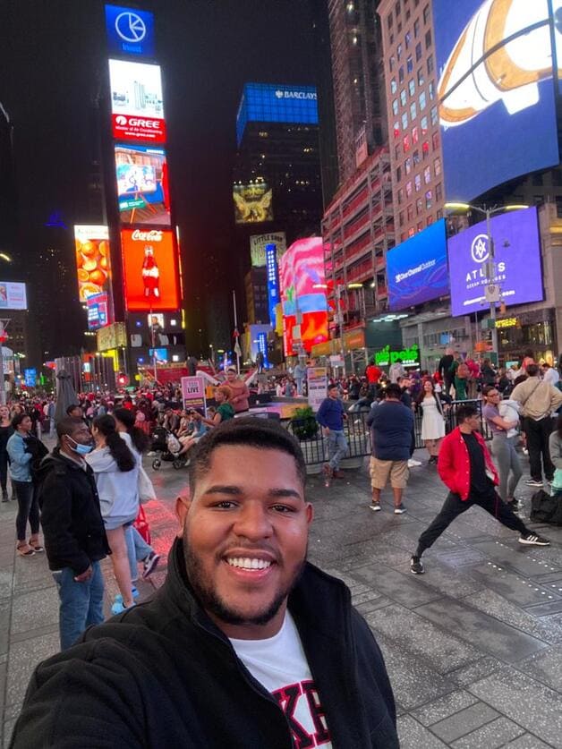 intercambista tirando selfie na times square em Nova York