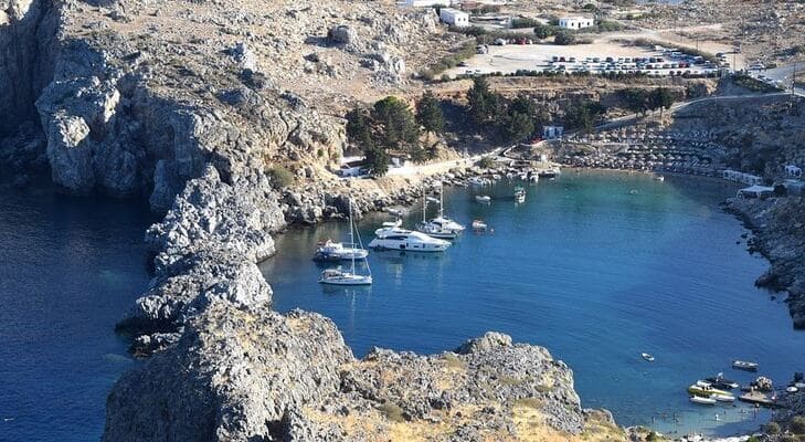 foto área de águas de Malta com barcos