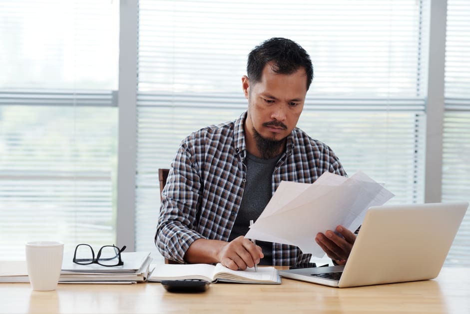 homem de negócios tomando notas no planner