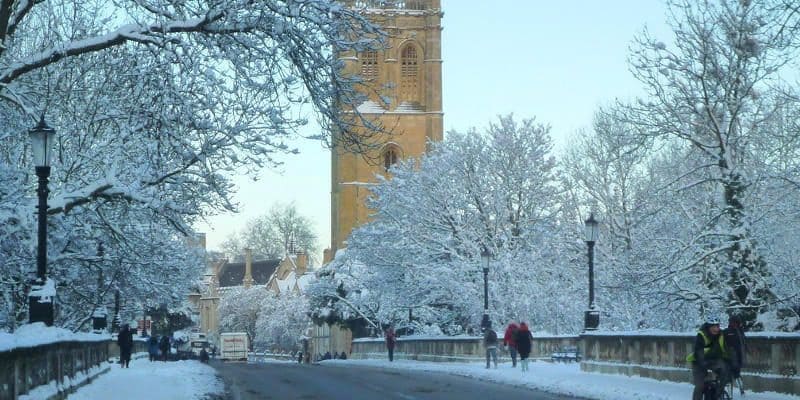 ruas e árvores de oxford coberta de neve branca