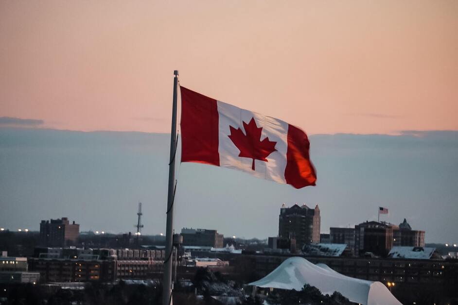 Bandeira do canadá no horizonte do pôr do sol 