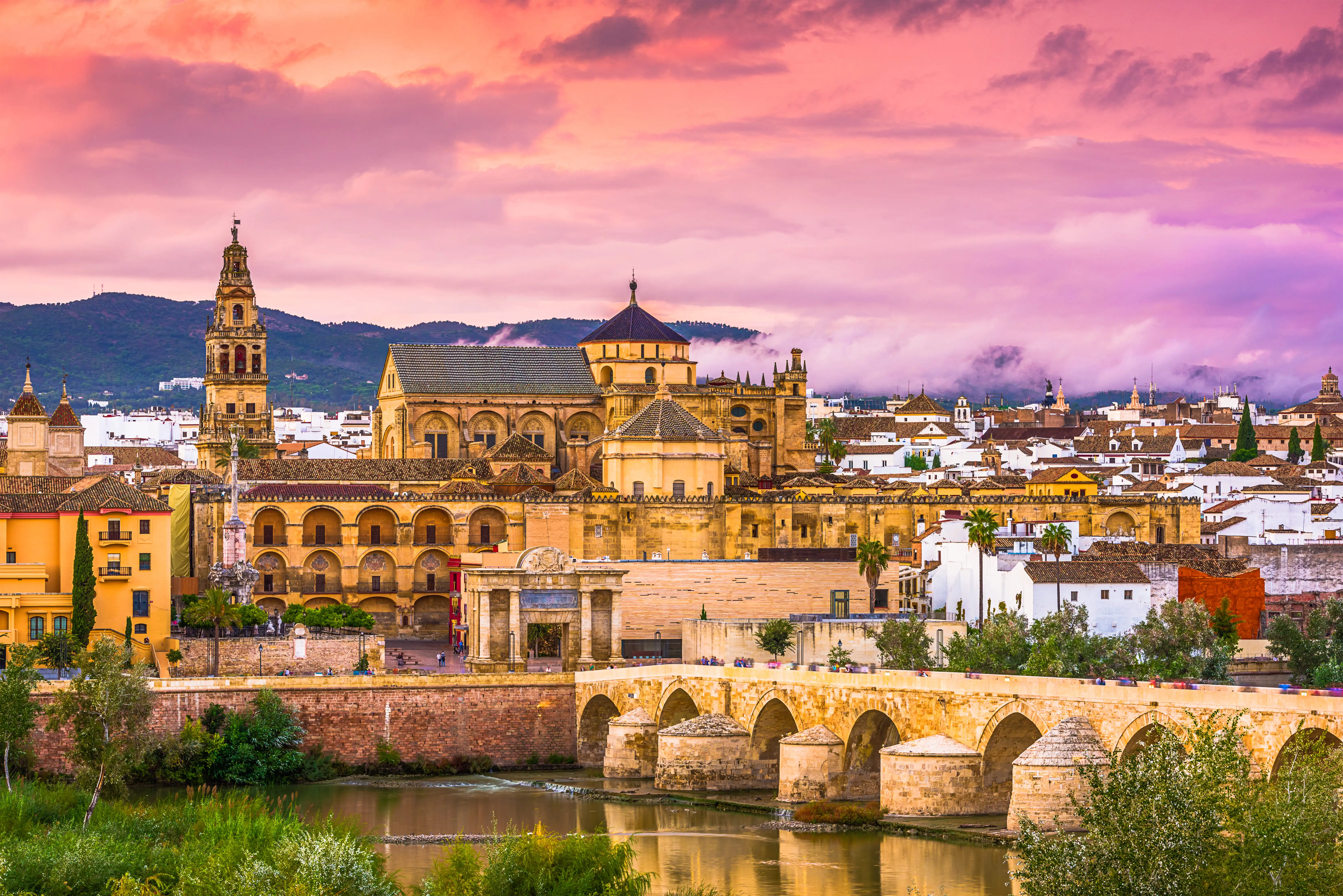 vista de cidade na Espanha ao pôr do sol