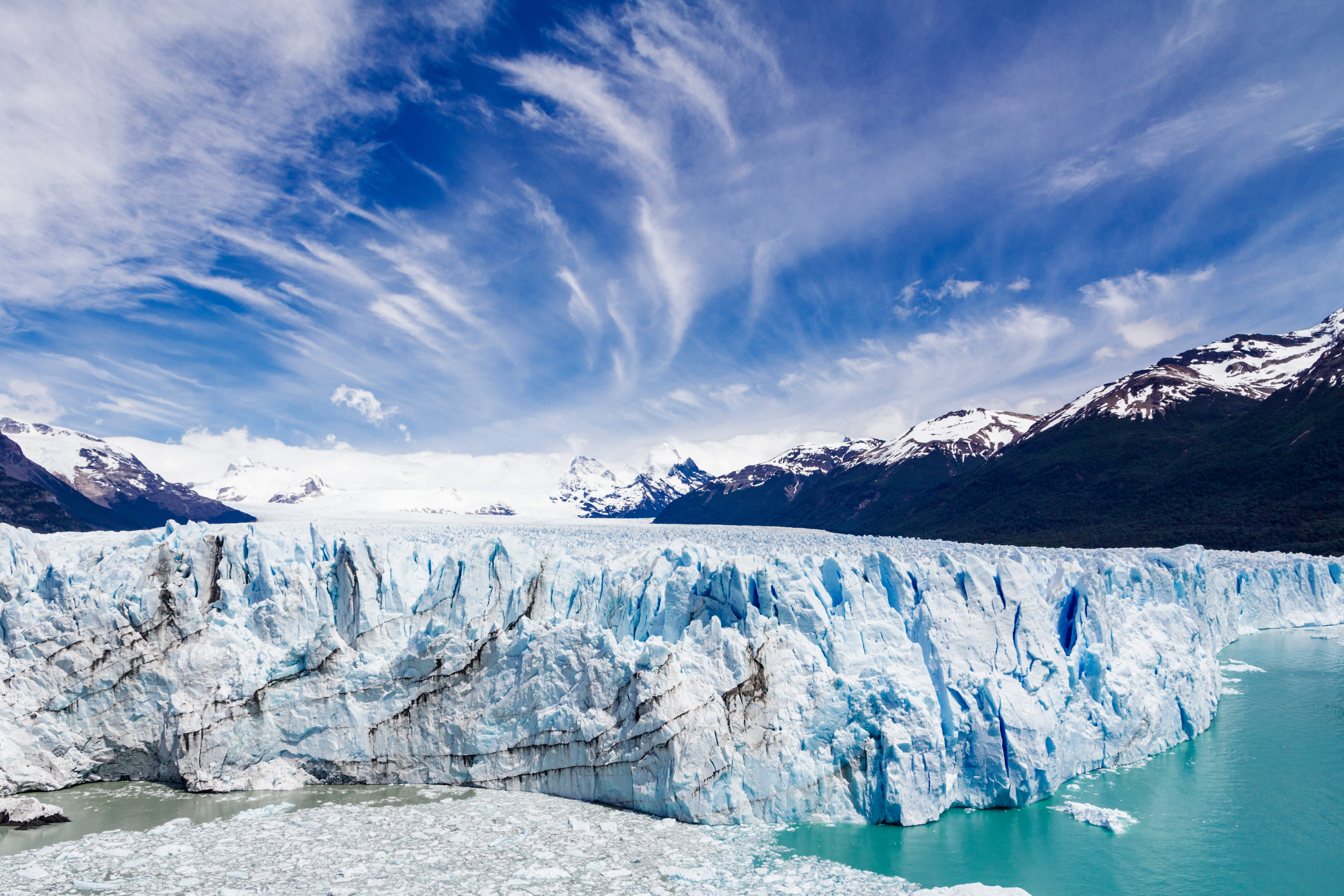 vista de lago com gelo na patagonia argentina