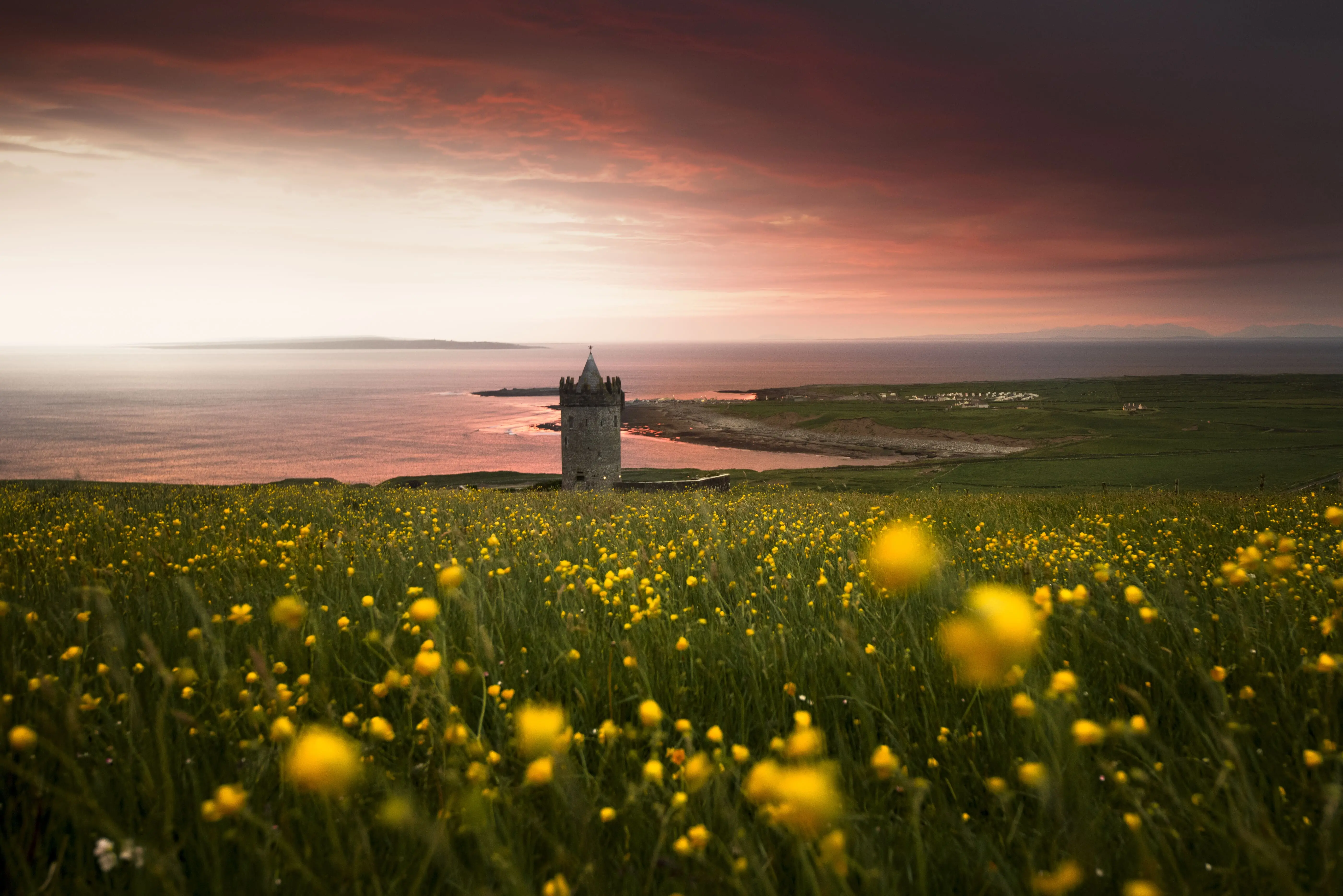 Castelo na Irlanda com vista do pôr do sol