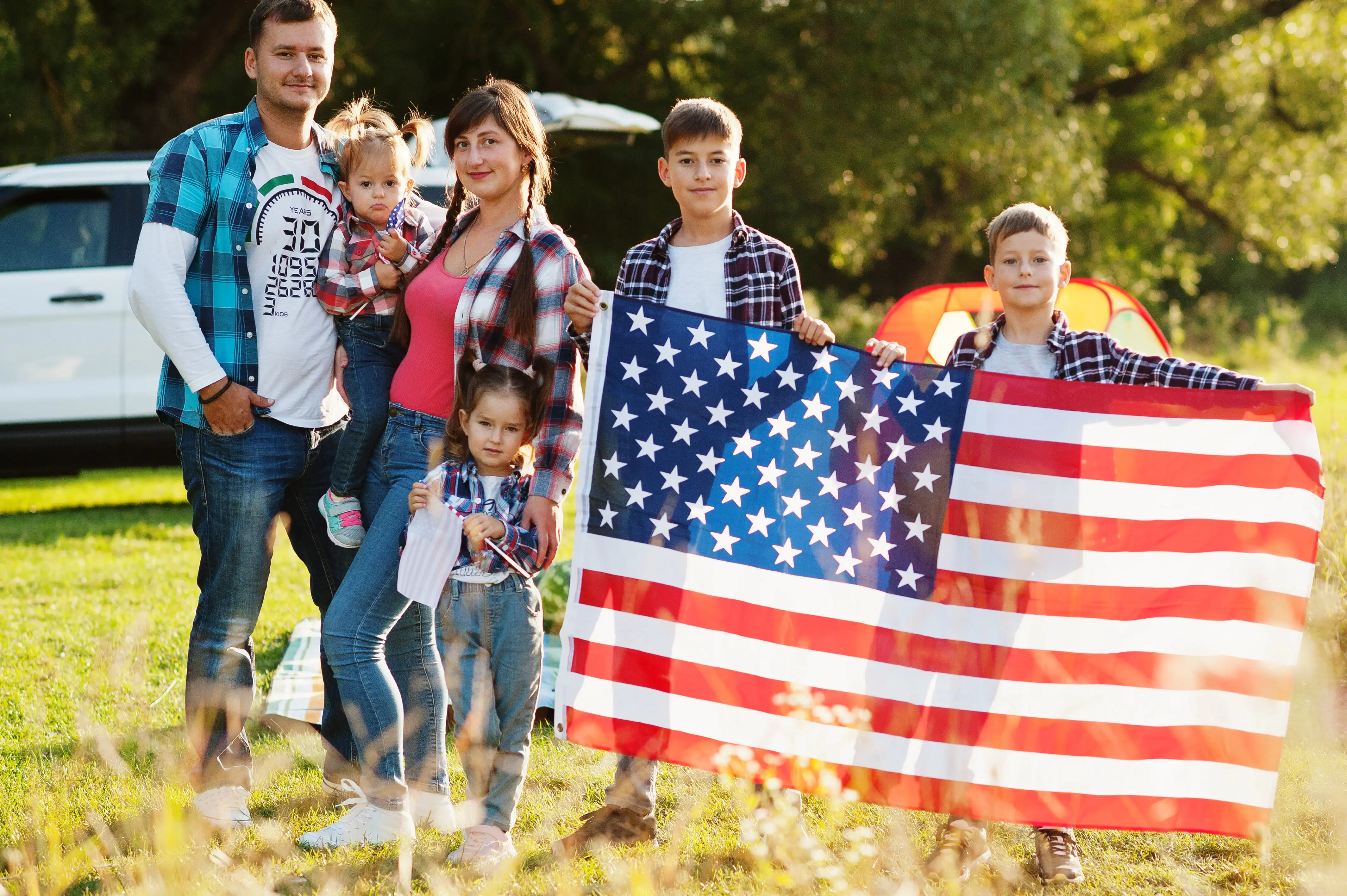 Familia americana na grama