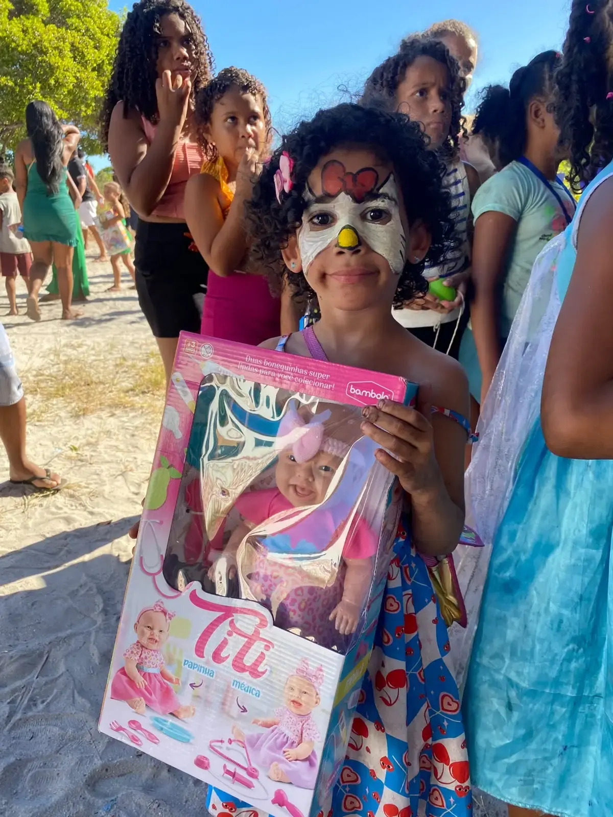 Criança durante ação de doação de 250 brinquedos na Aldeia Novos Guerreiros