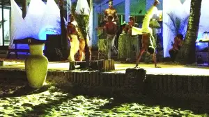La Torre Resort tem programação noturna na praia