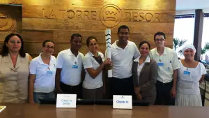 Equipe La Torre comemora a passagem da Tocha Olímpica no Resort