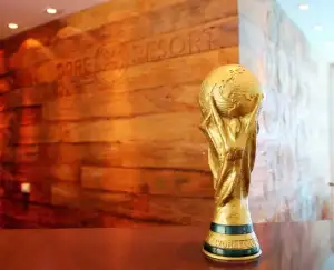 Réplica da Taça da Copa do Mundo é exposta no La Torre Resort