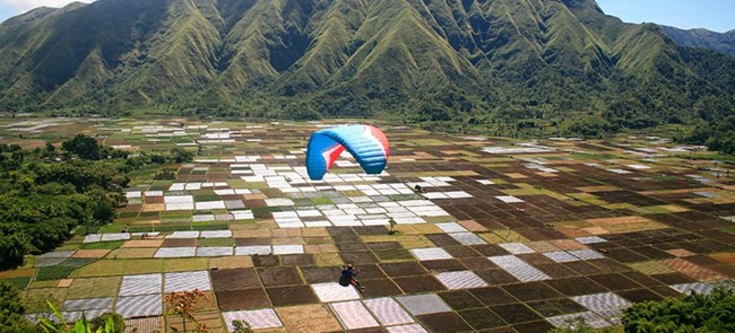 Serunya paralayang melihat savana di sembalun