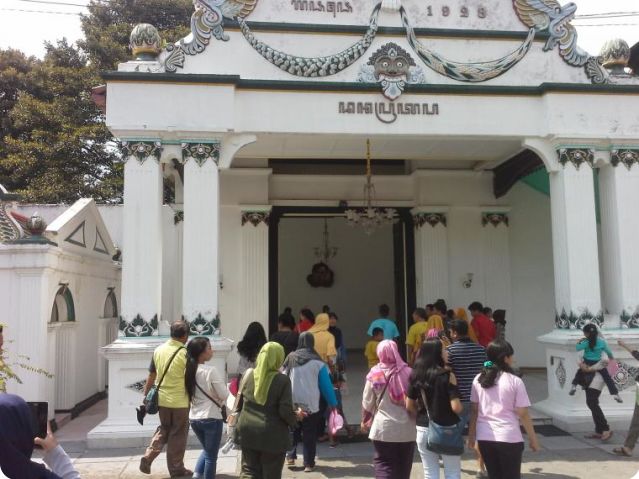 Mengunjungi Keraton Yogyakarta Mengunjungi Keraton Yogyakarta