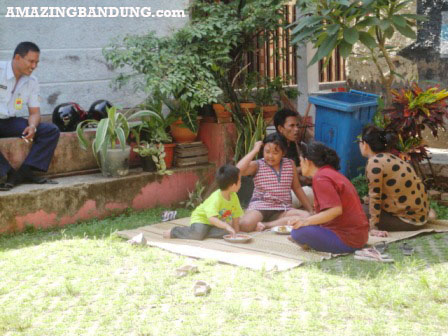 Warga berkumpul menikmati makan siang di taman Warga berkumpul menikmati makan siang di taman