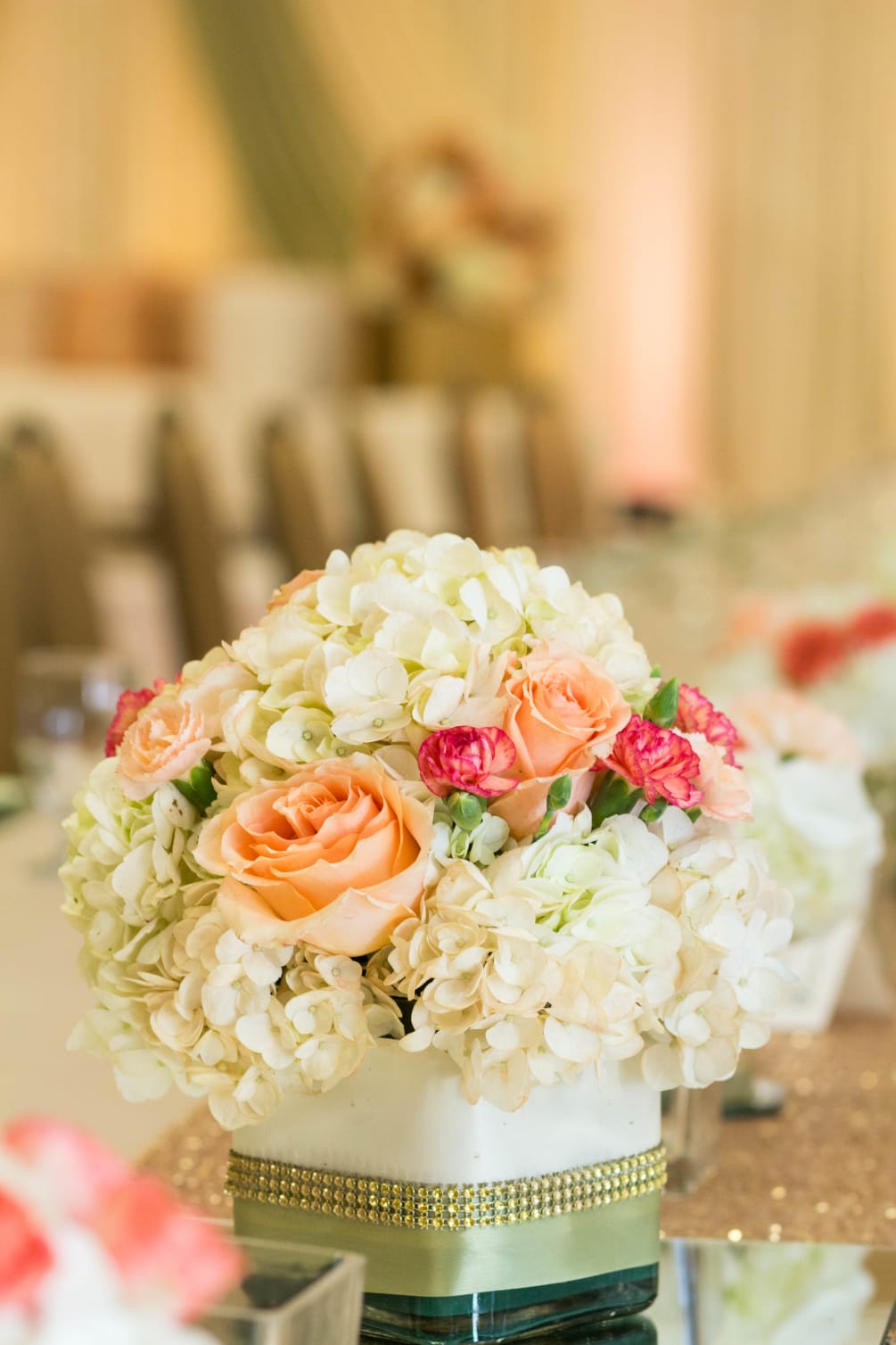 Cube Vase Centerpiece Yh55 By Bee S Flowers