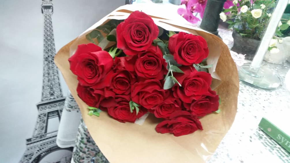 red hot baby roses bouquet wrapped in brown paper flower bouquet brown paper