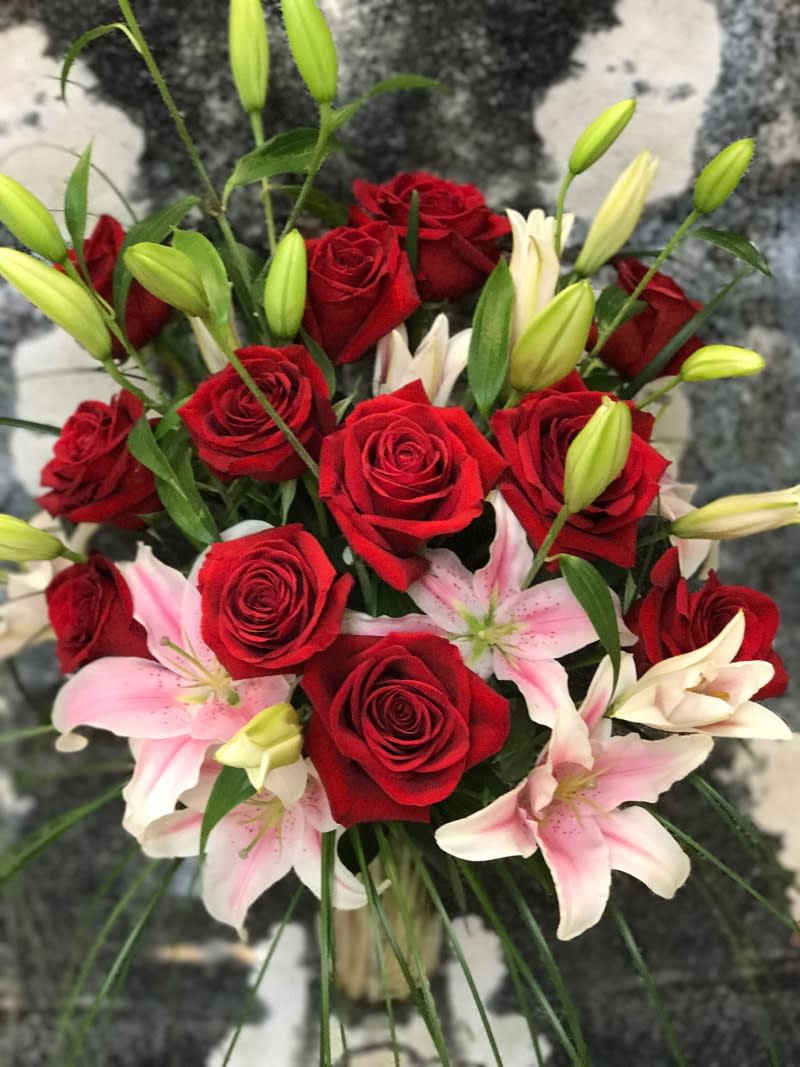 Stargazer Lilies with a Dozen Red Roses in Fort Lauderdale ...