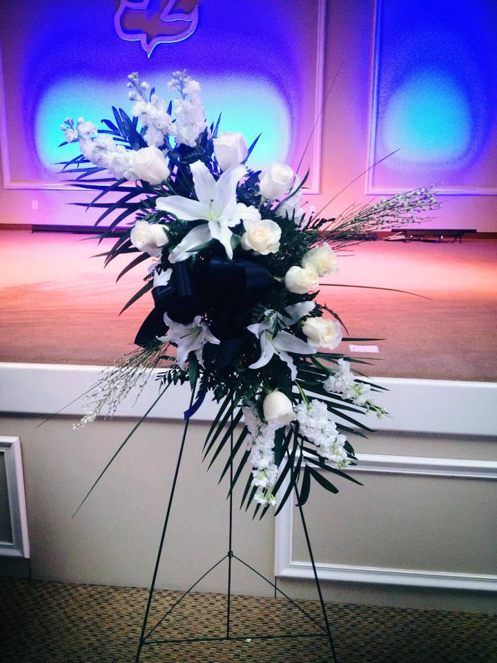 Funeral Standing Spray in Moreno Valley, CA | Garden of Roses