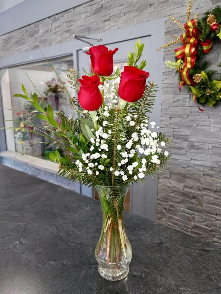Three Red Rose Bud Vase In Saginaw Mi Gaertner S Flower Shops