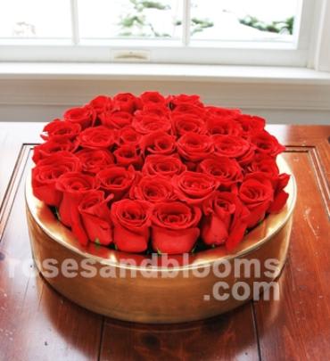 A Luster Gold Landscape of Red Roses in New York, NY ...