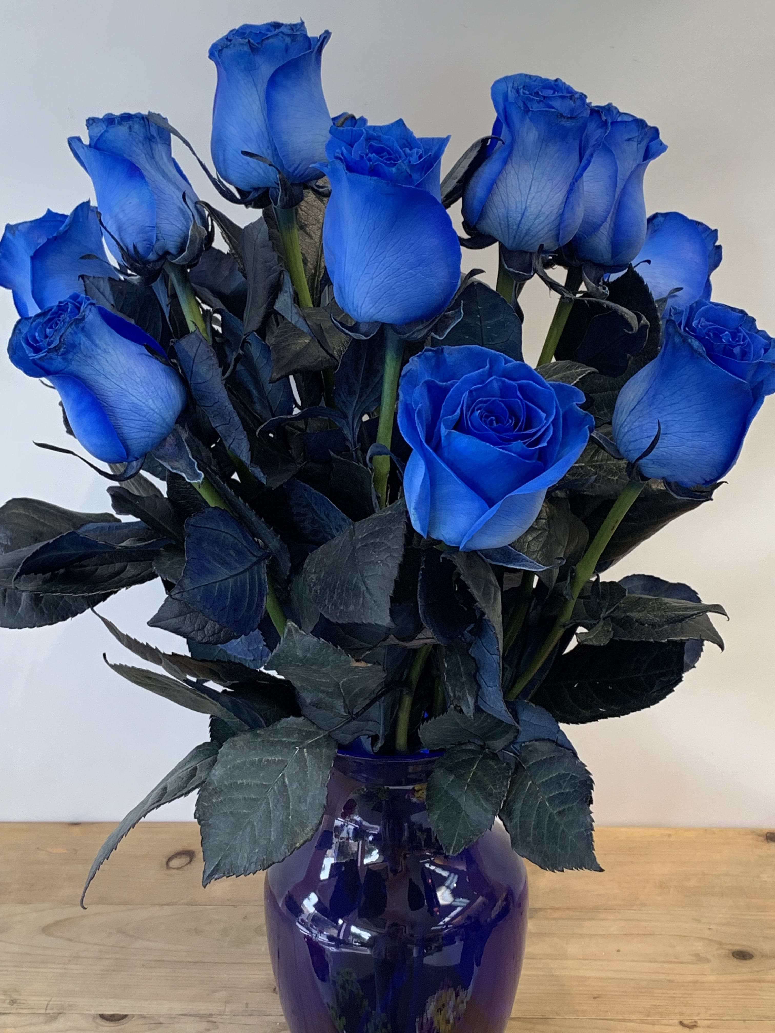 A dozen Blue Roses arranged in blue glass vase W653 in San Francisco CA file 5d0d235dd3d6b 5d0d23e74ead2