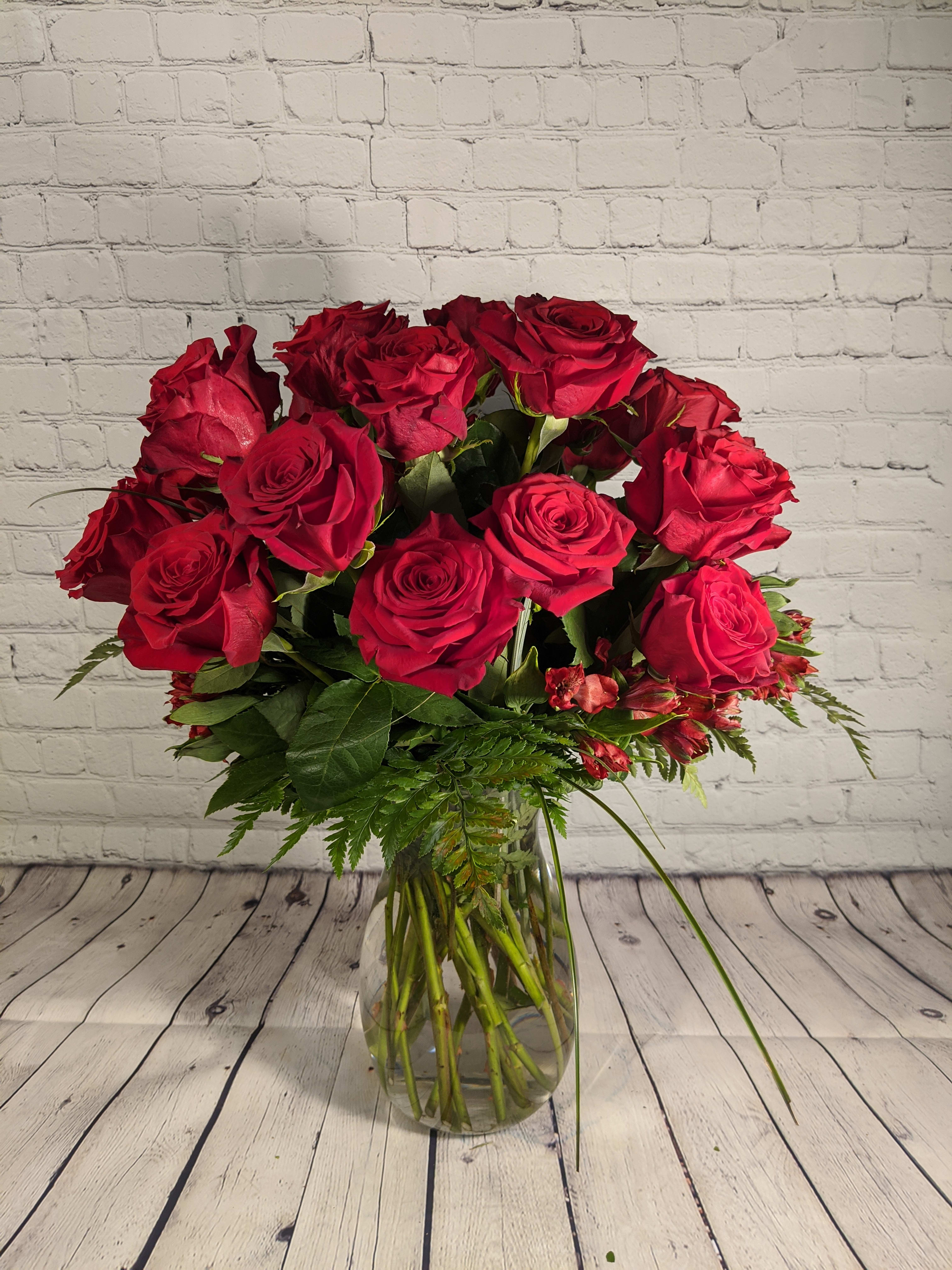 18 Red Rose Bouquet In Saint Clairsville Oh Lendon Floral Garden