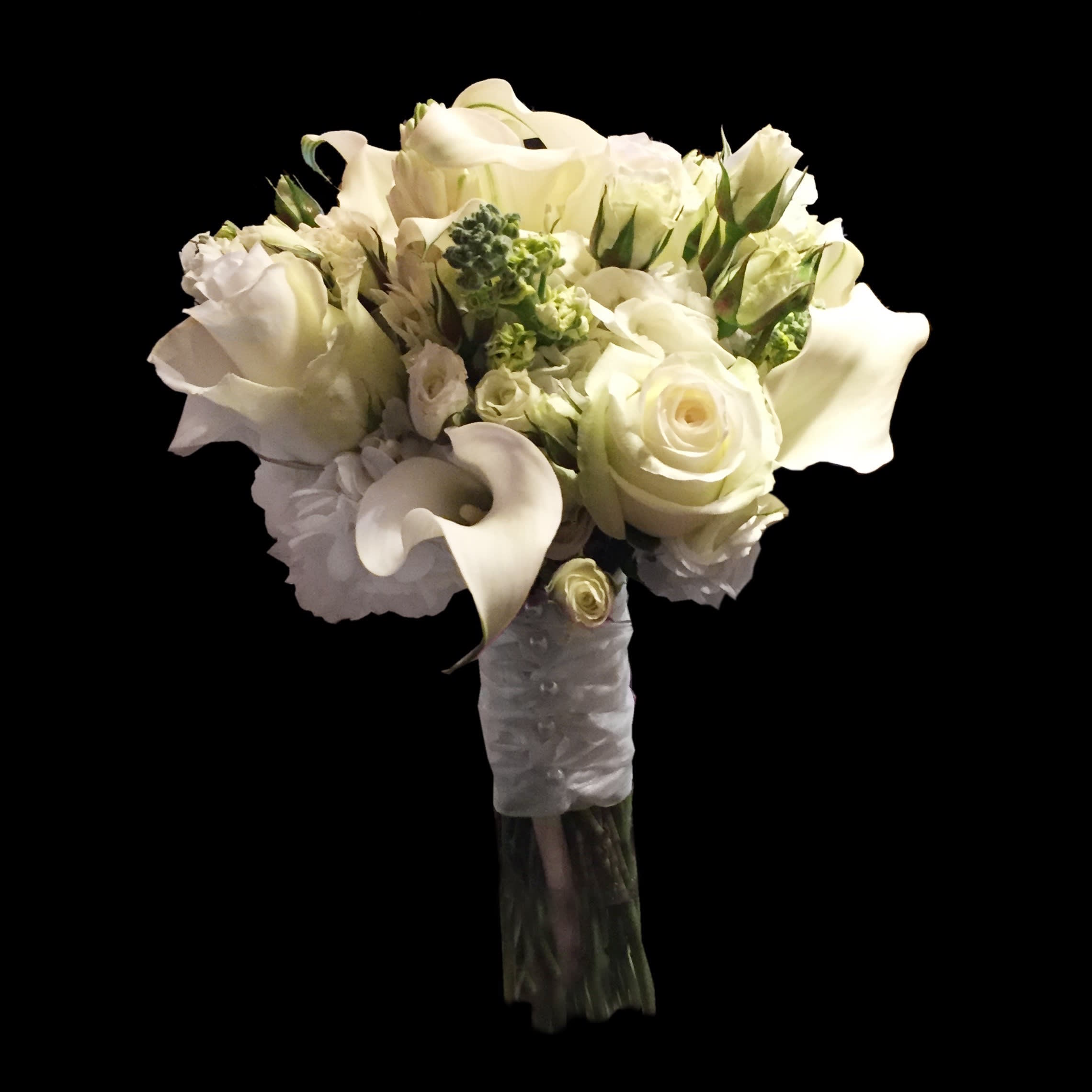 white wedding bouquet flowers