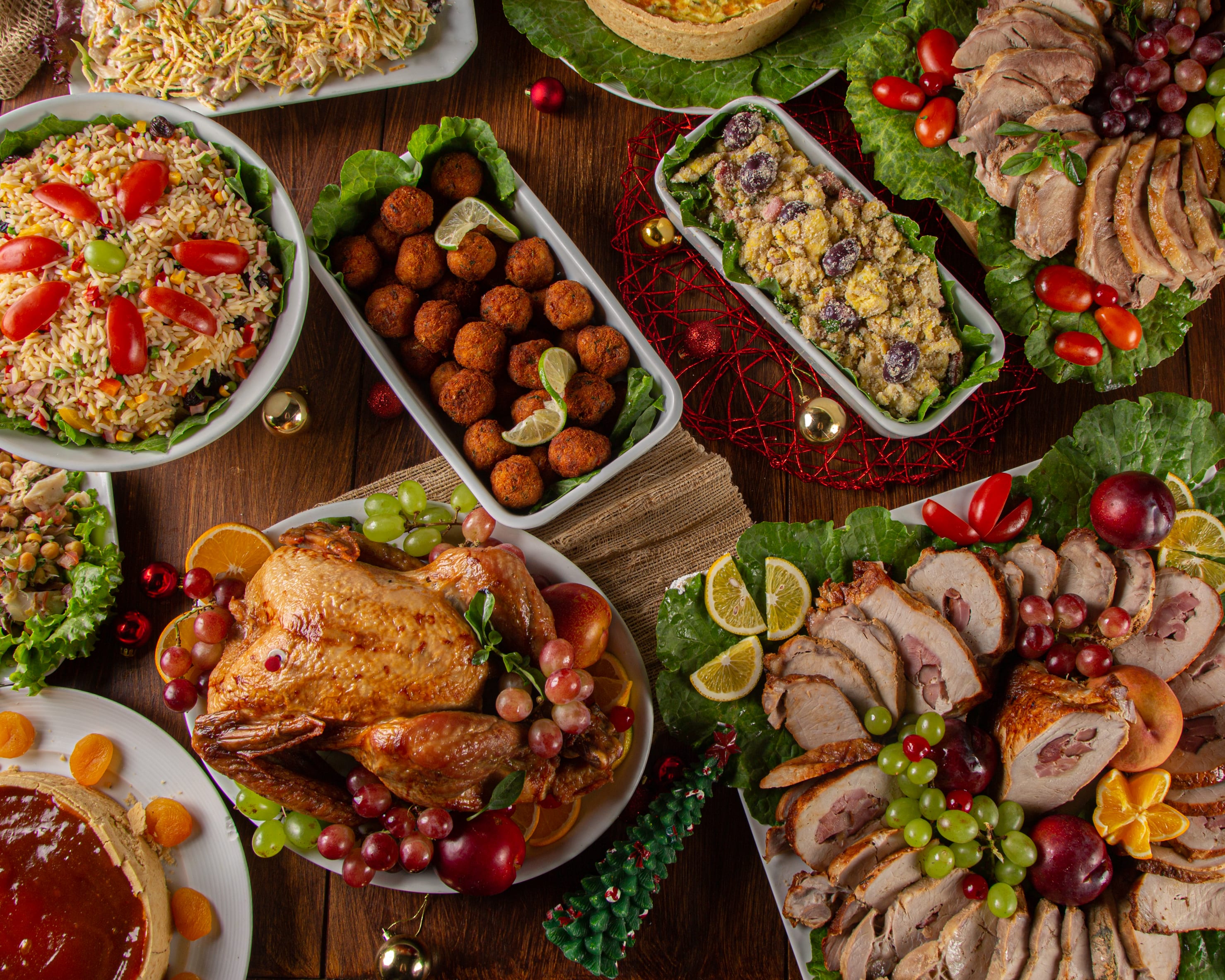 Christmas dinner with roast turkey and foods served in Brazil - stock photo (Photo by Estudio conceito via Getty Images)