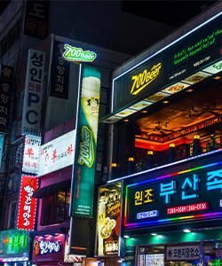 Image Yaacov Dagan / Alamy Stock Photo. Photo at nighttime of some neon lights and signage in Japan.