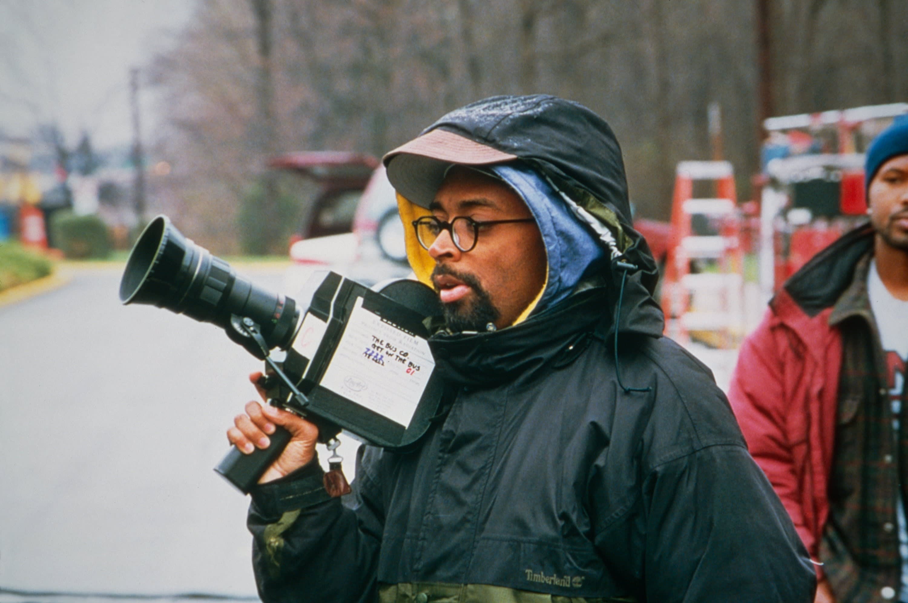 Filmmakers and Film Genres. Image from 'Get on the Bus', director Spike Lee, on set, 1996 ©Columbia Pictures/Courtesy Everett Collection/Mary Evans