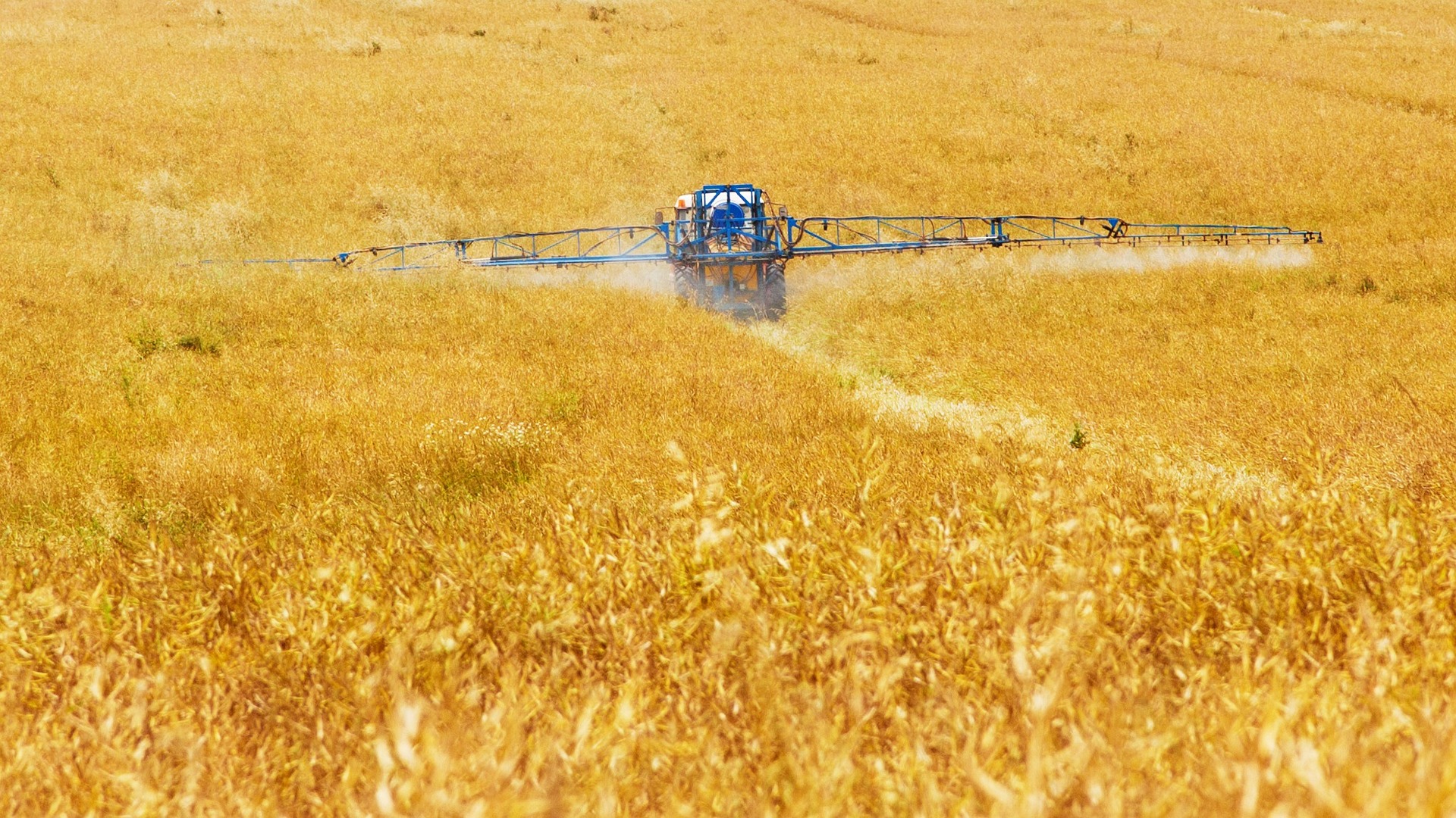 Agriculture using chemical crop equipment (Pixabay)