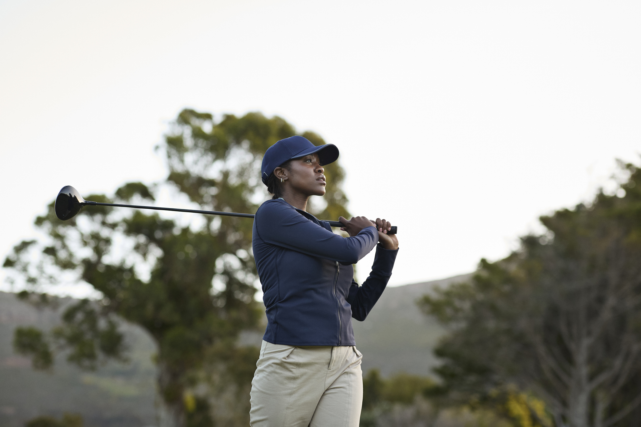 woman playing golf
