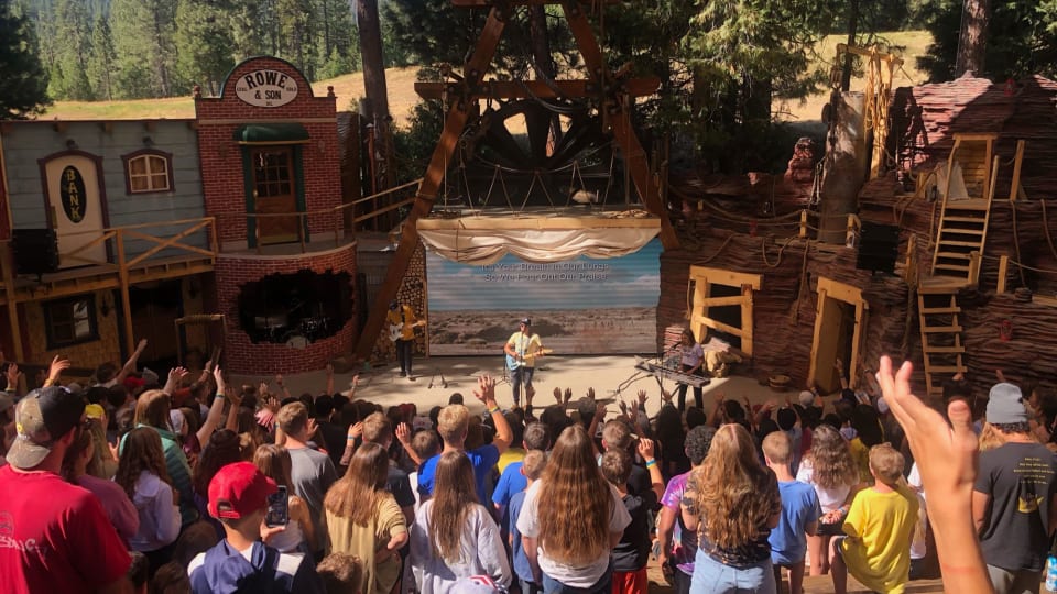 Blue Oaks Church students worshipping at Hume Lake Summer Camp