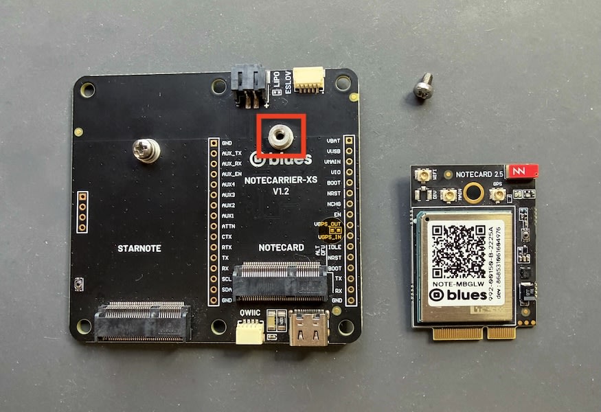 Removing the screw on a Notecarrier XS