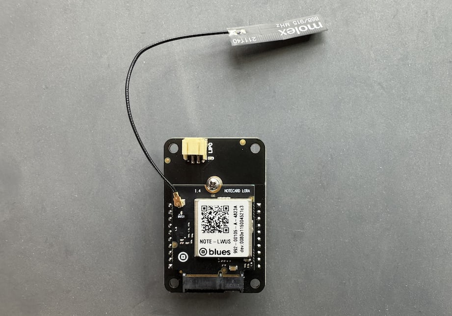 A u.FL cable connecting to Notecard for LoRa