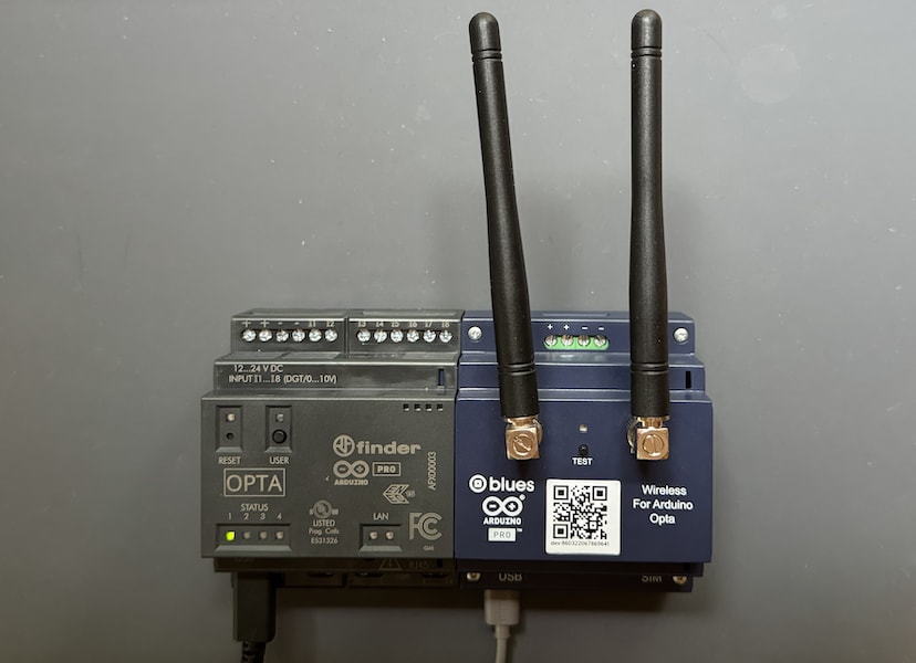 Connecting two USB cables to the OPTA and expansion