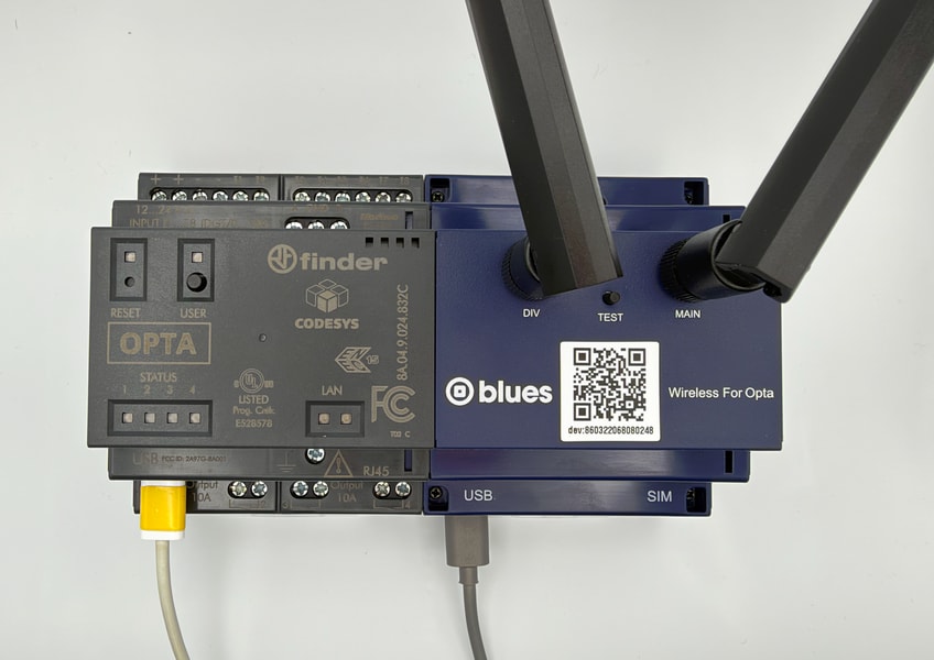 Connecting two USB cables to the OPTA and expansion